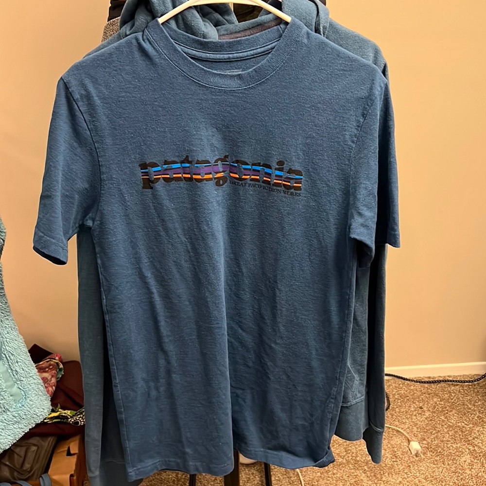 Patagonia men’s extra small tee